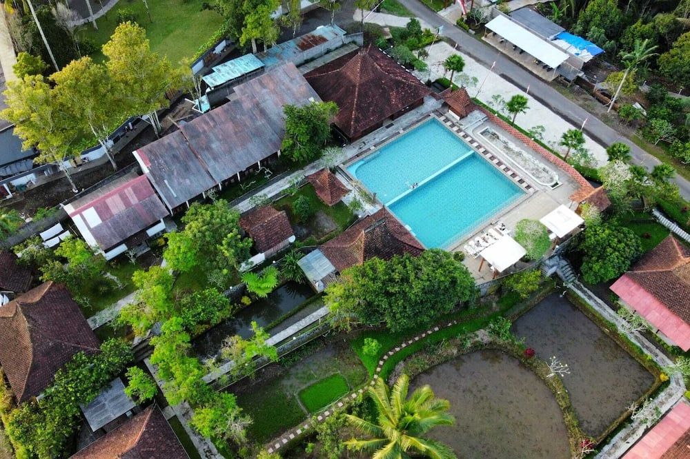 حوض السباحة