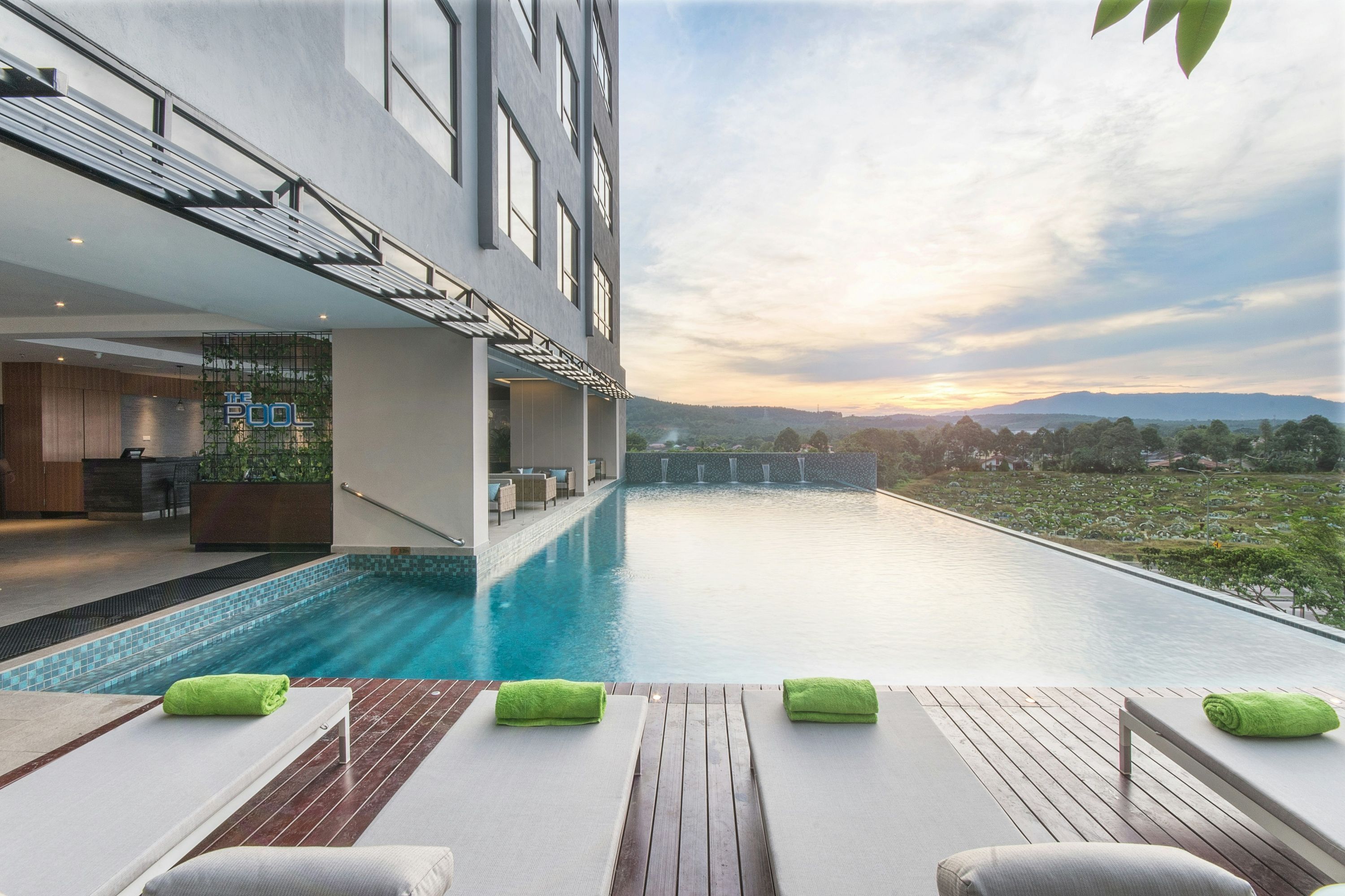 حوض السباحة