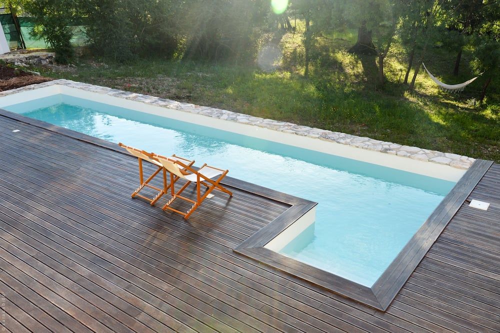 حوض السباحة