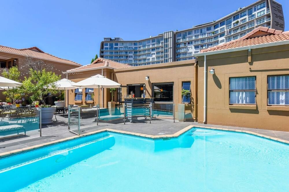 حوض السباحة