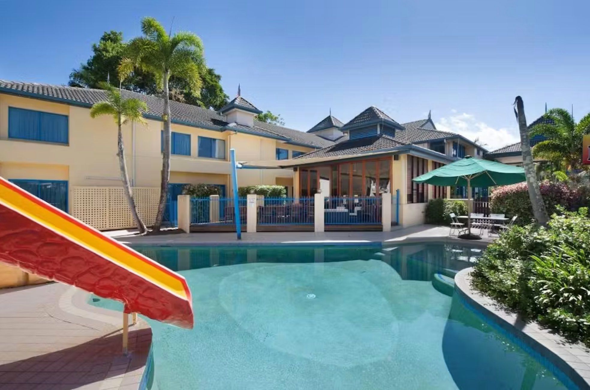 حوض السباحة