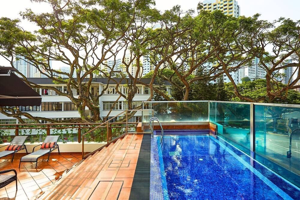 حوض السباحة