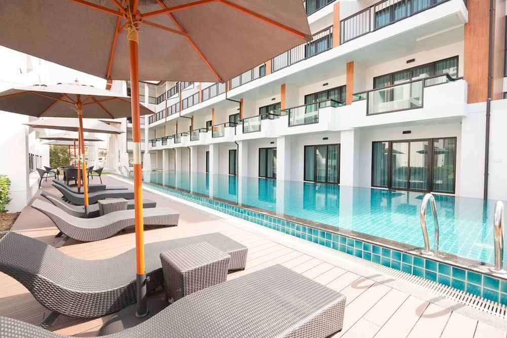 حوض السباحة