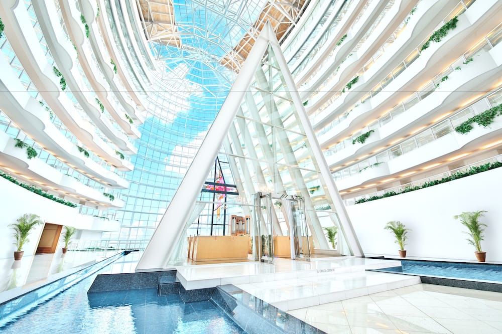 حوض السباحة