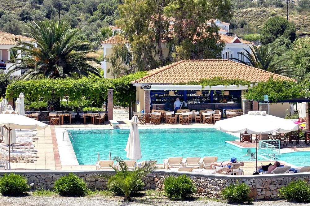 حوض السباحة