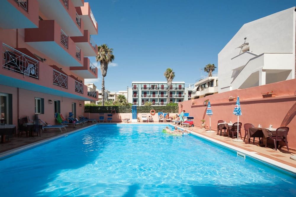 حوض السباحة