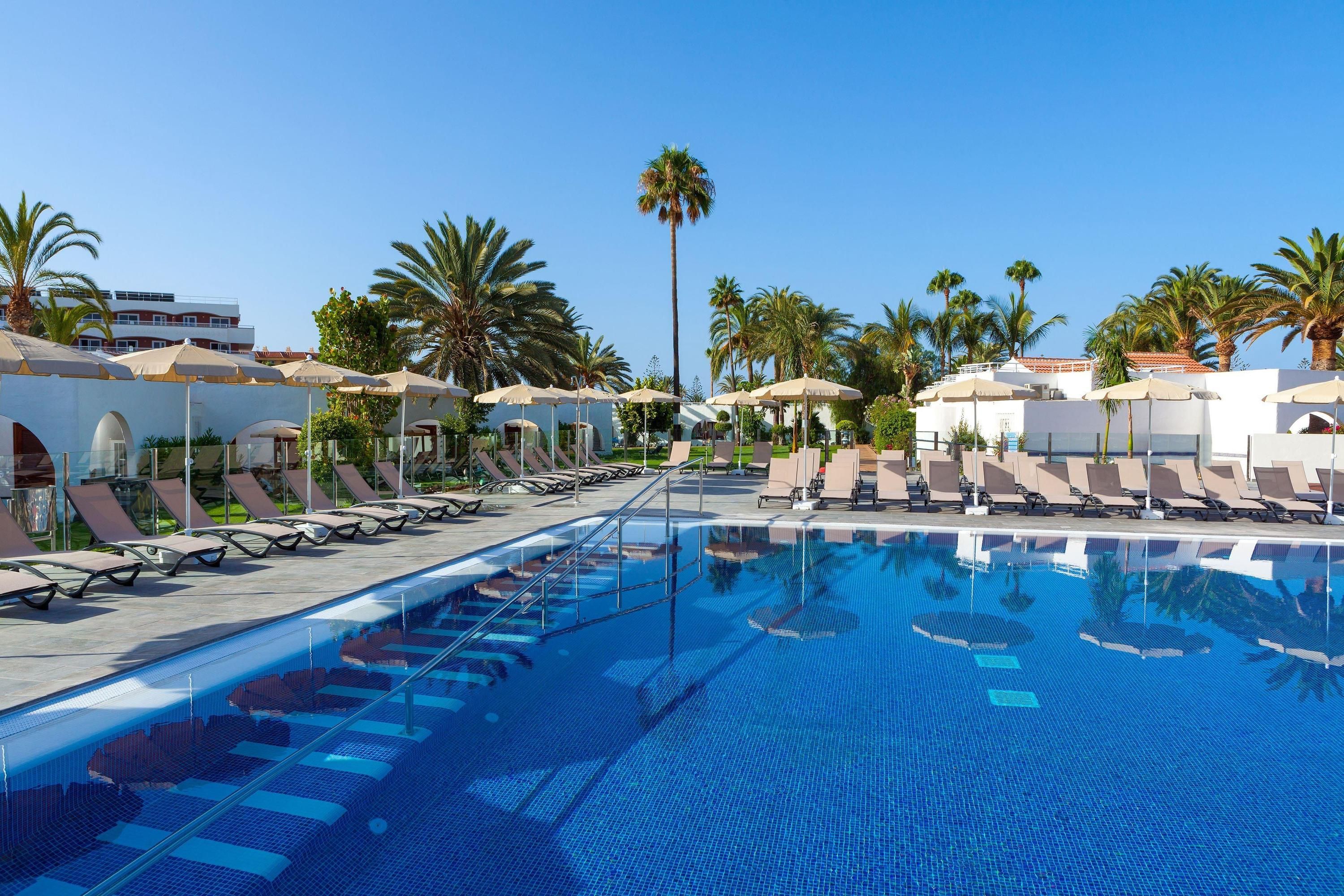 حوض السباحة