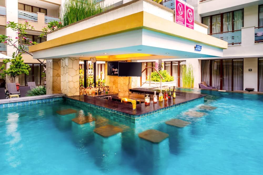 حوض السباحة