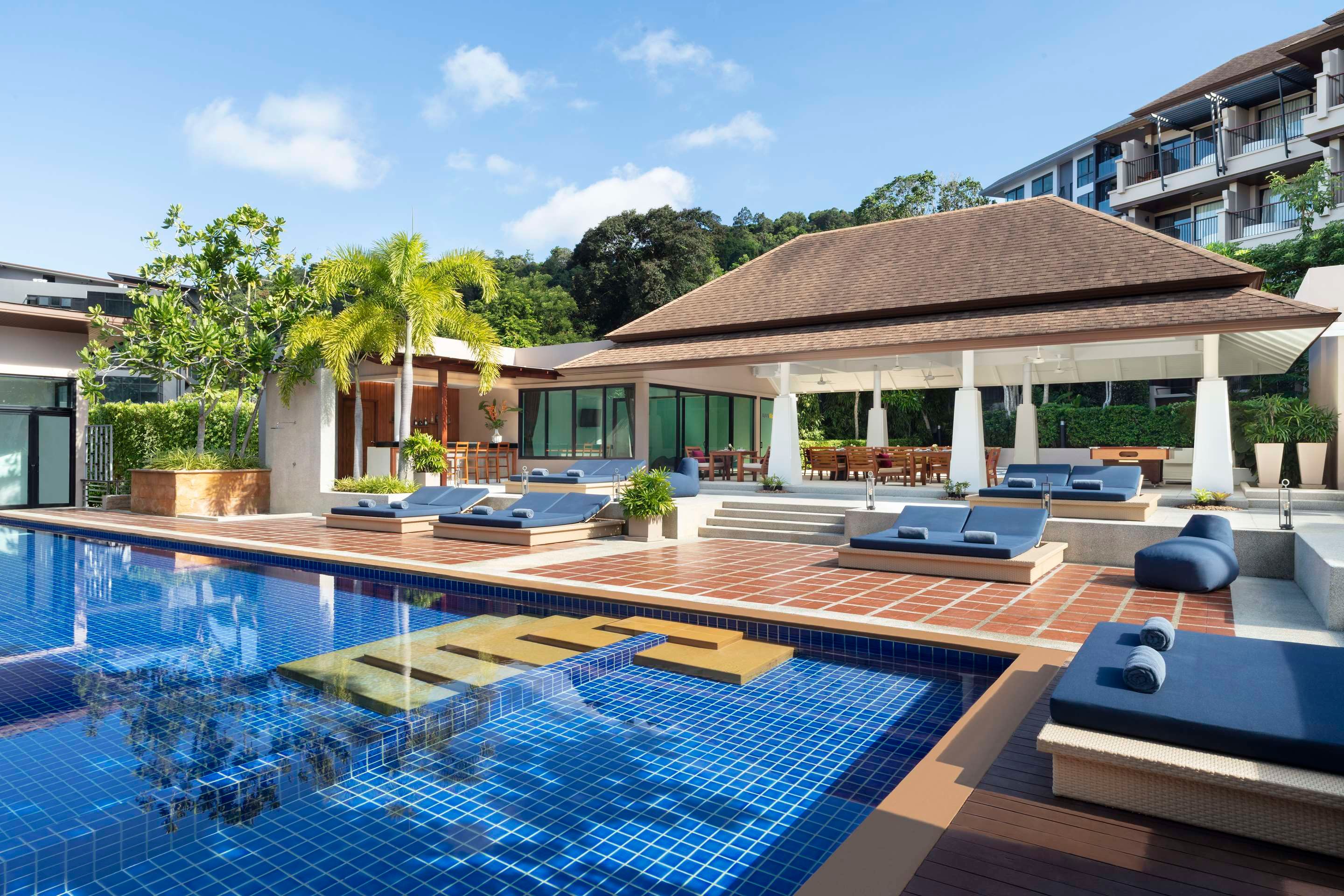 حوض السباحة