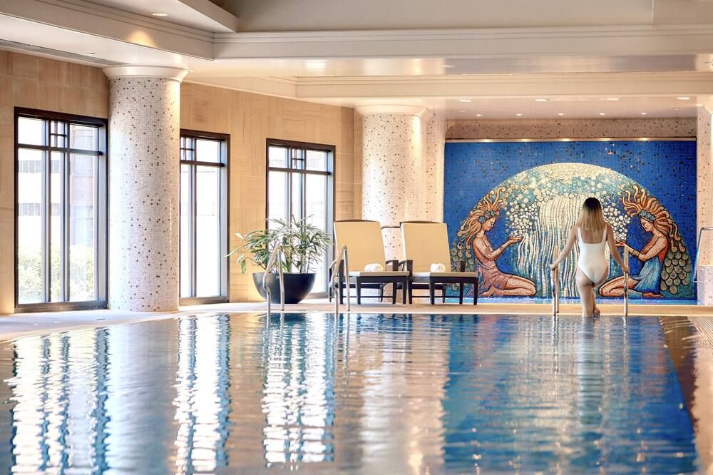 حوض السباحة