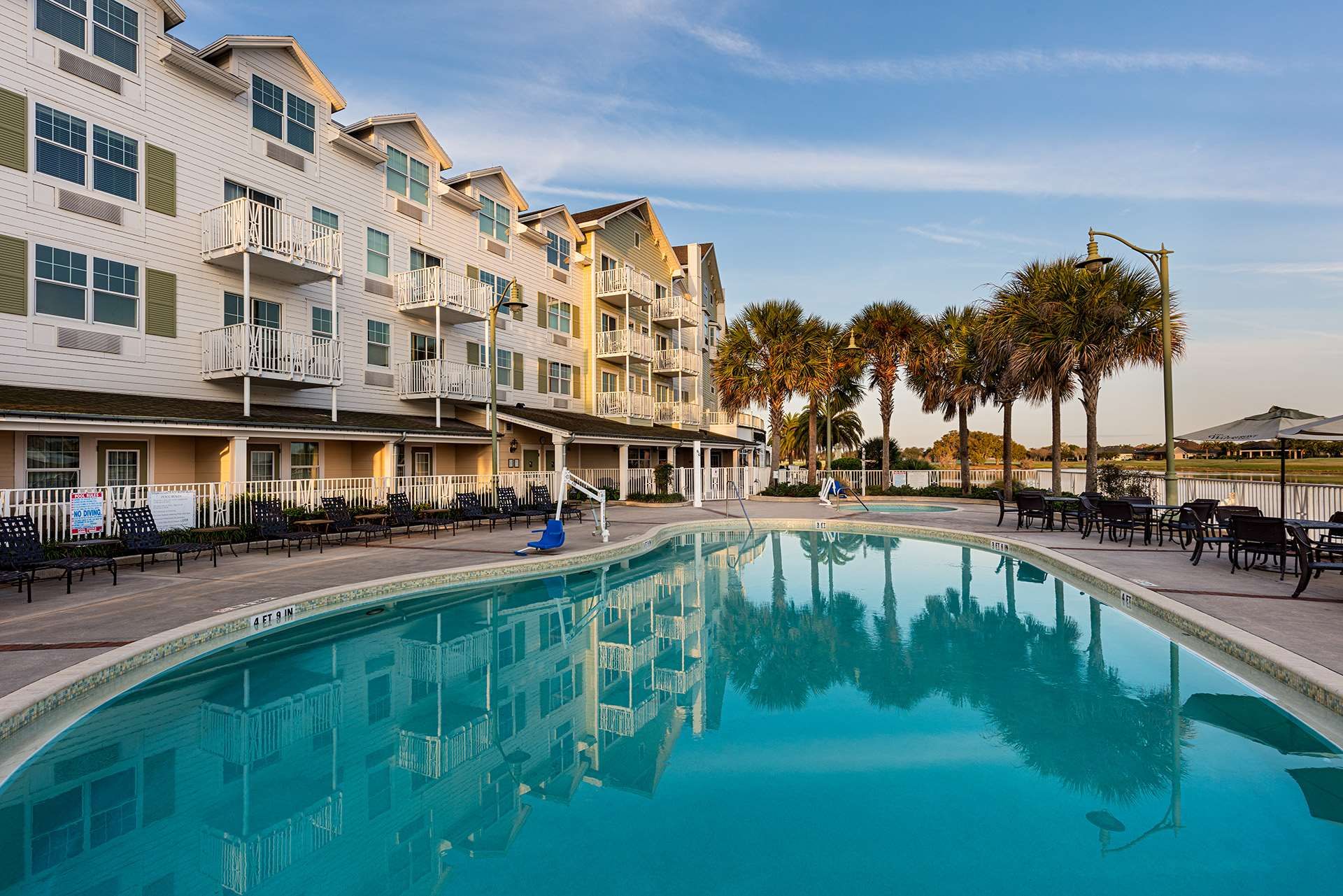 حوض السباحة