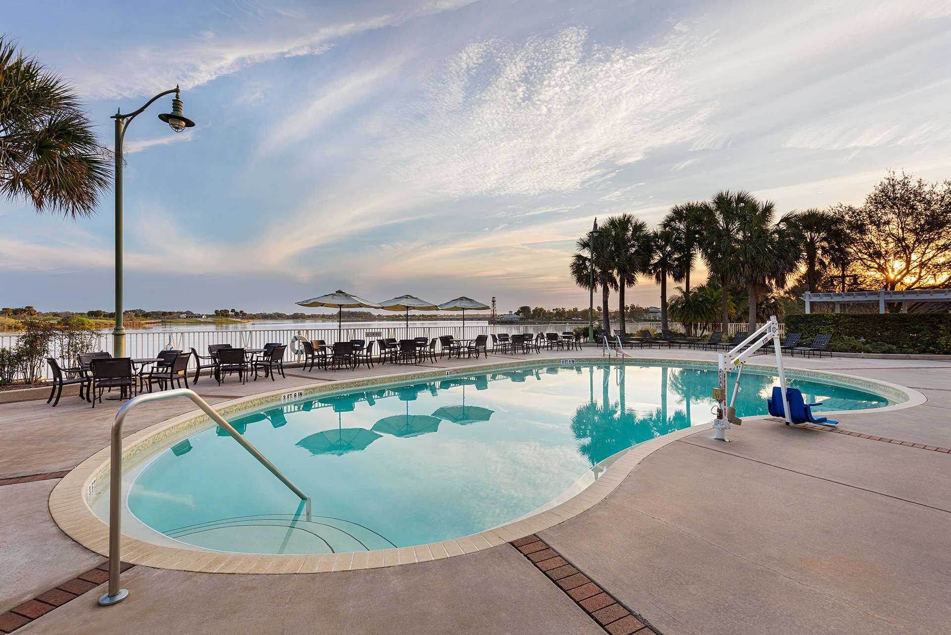 حوض السباحة