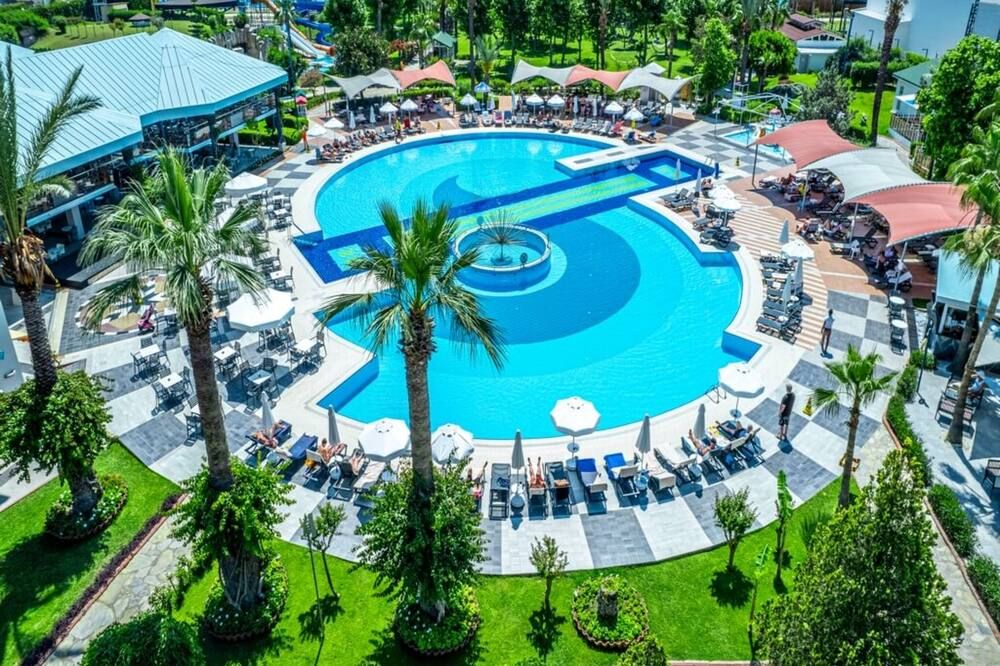 حوض السباحة