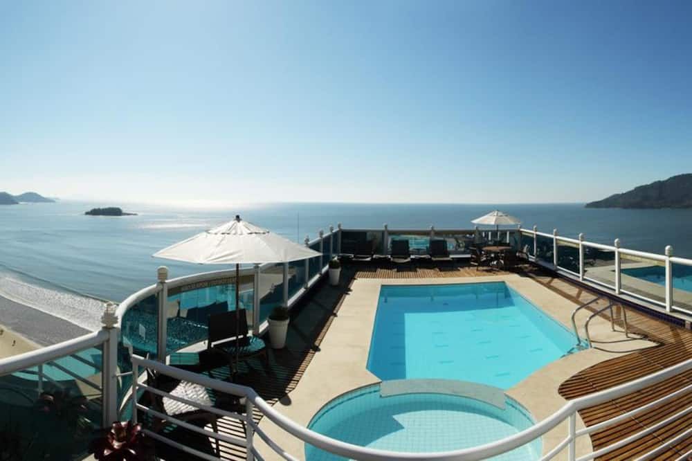 حوض السباحة