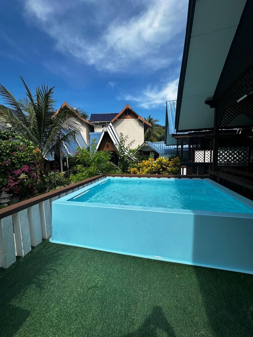 حوض السباحة