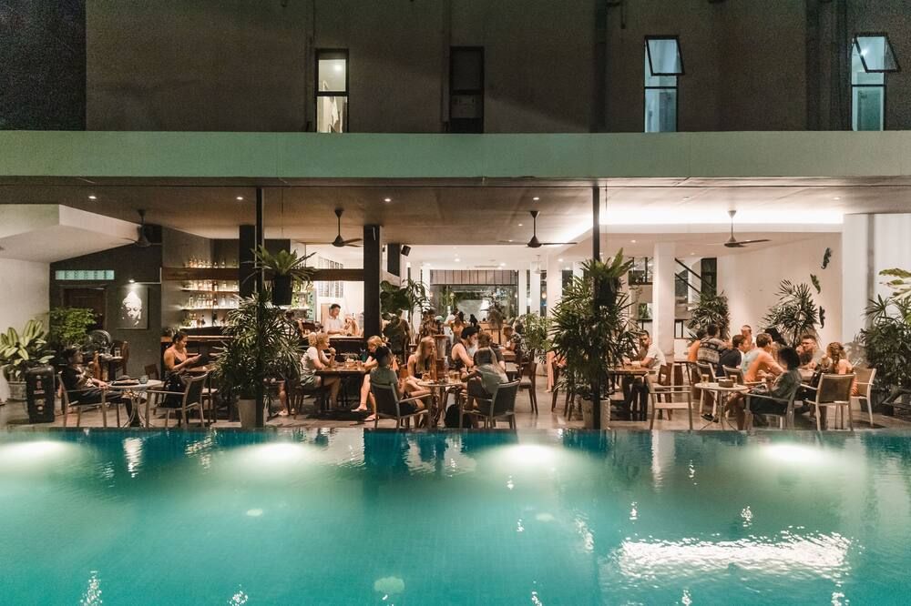 حوض السباحة