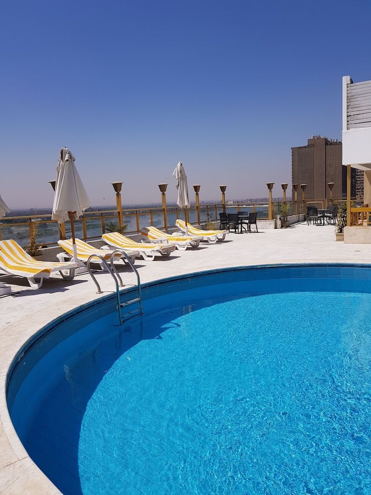 حوض السباحة