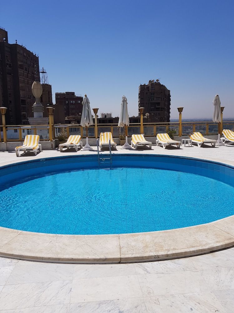 حوض السباحة