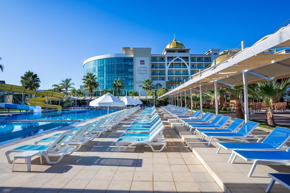 حوض السباحة