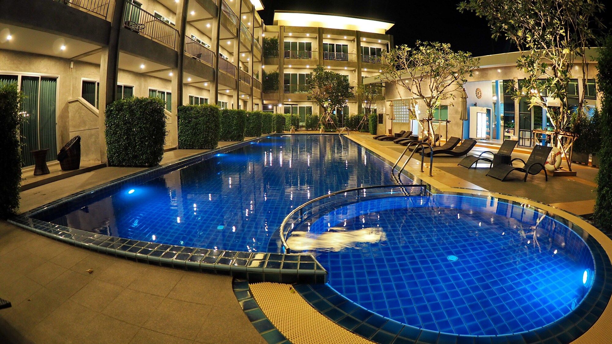 حوض السباحة صورة