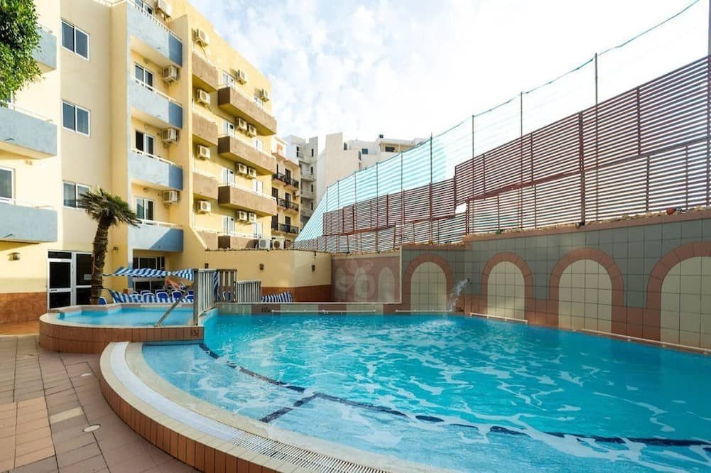 حوض السباحة