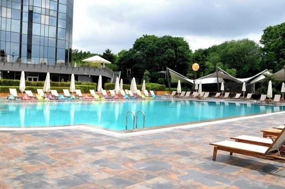 حوض السباحة