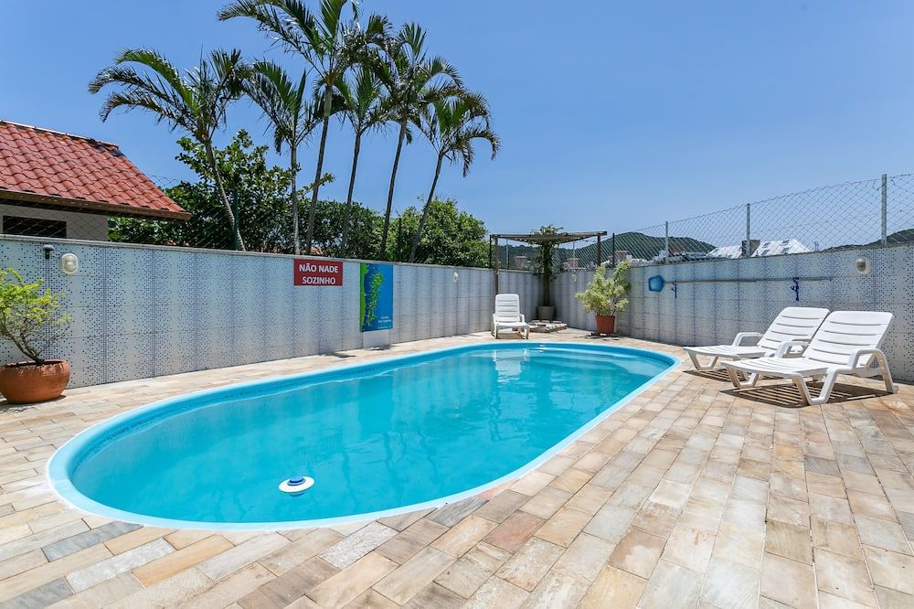 حوض السباحة