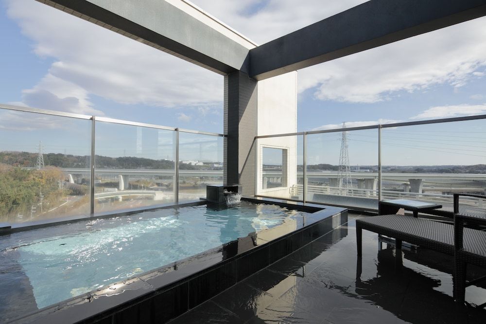 حوض السباحة