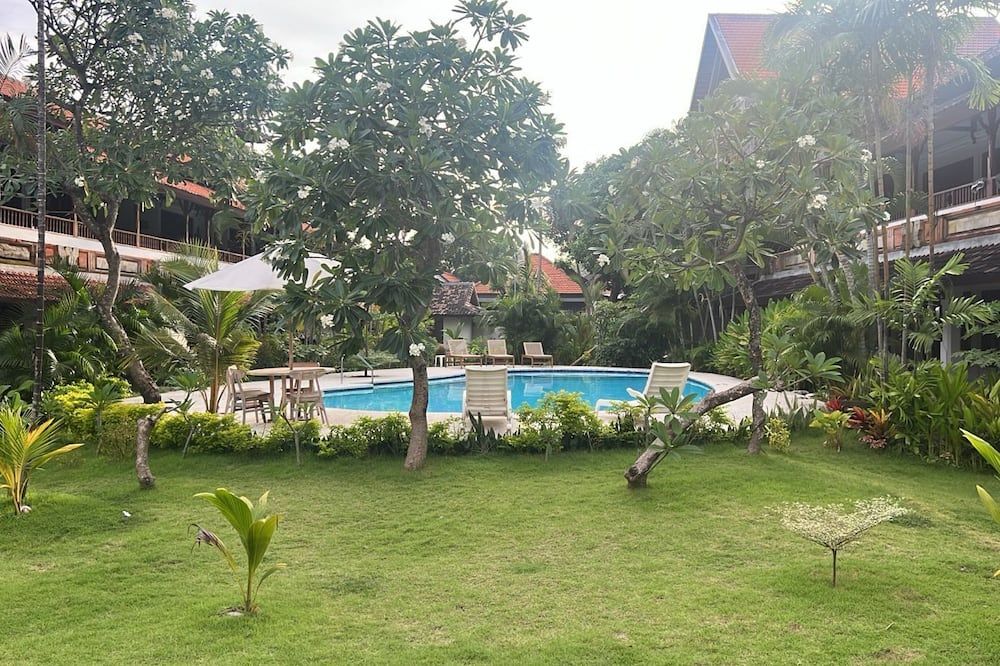 حوض السباحة