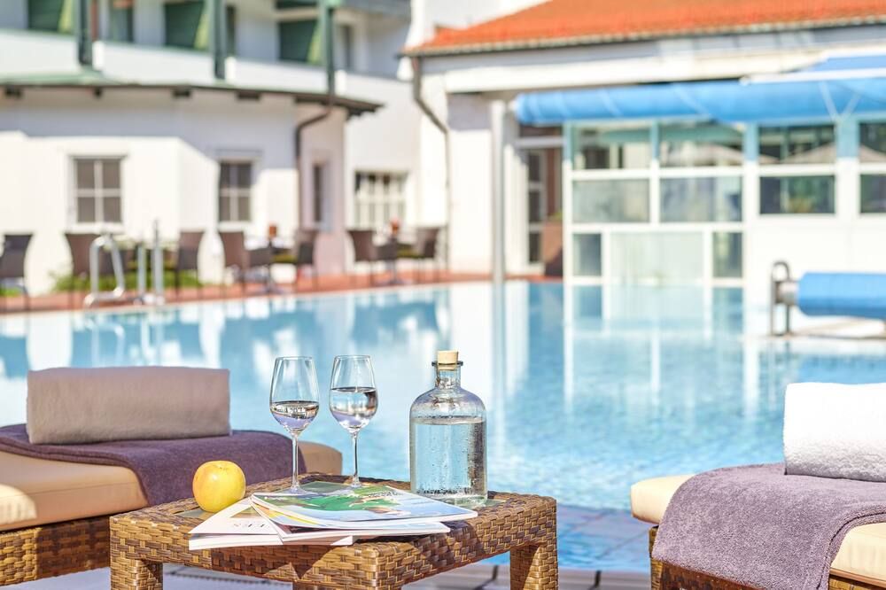 حوض السباحة