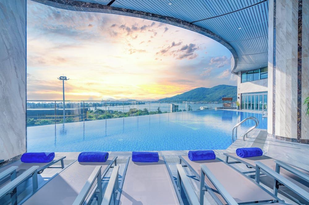 حوض السباحة