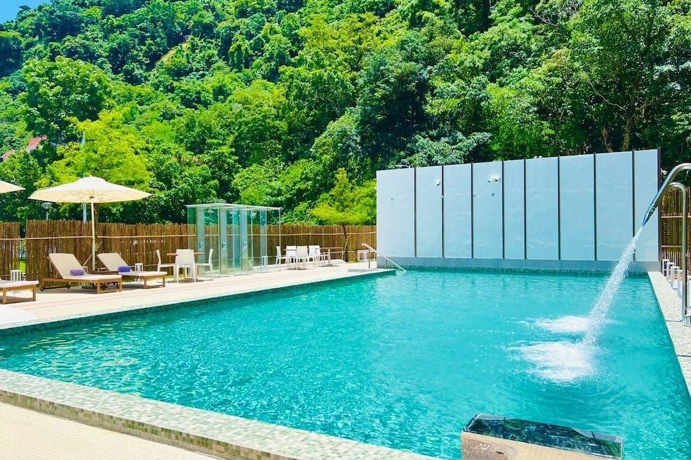 حوض السباحة