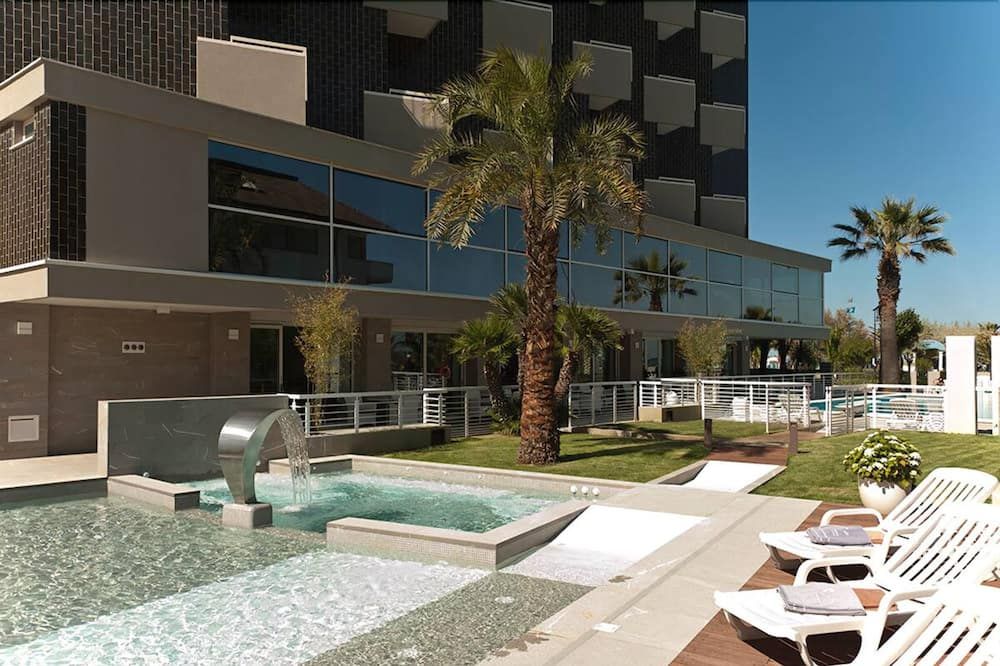 حوض السباحة