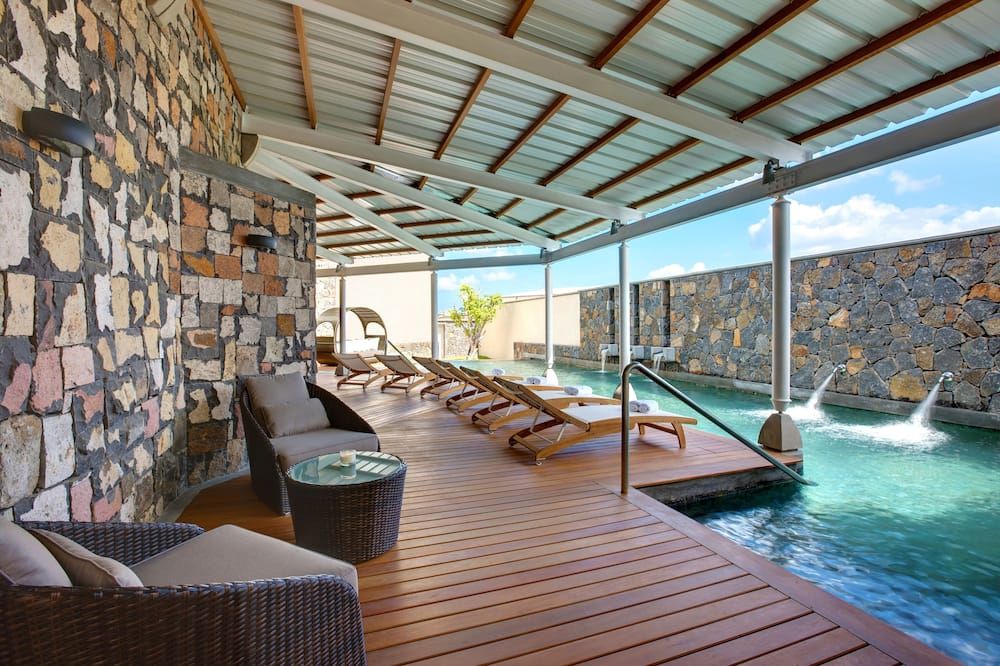 حوض السباحة