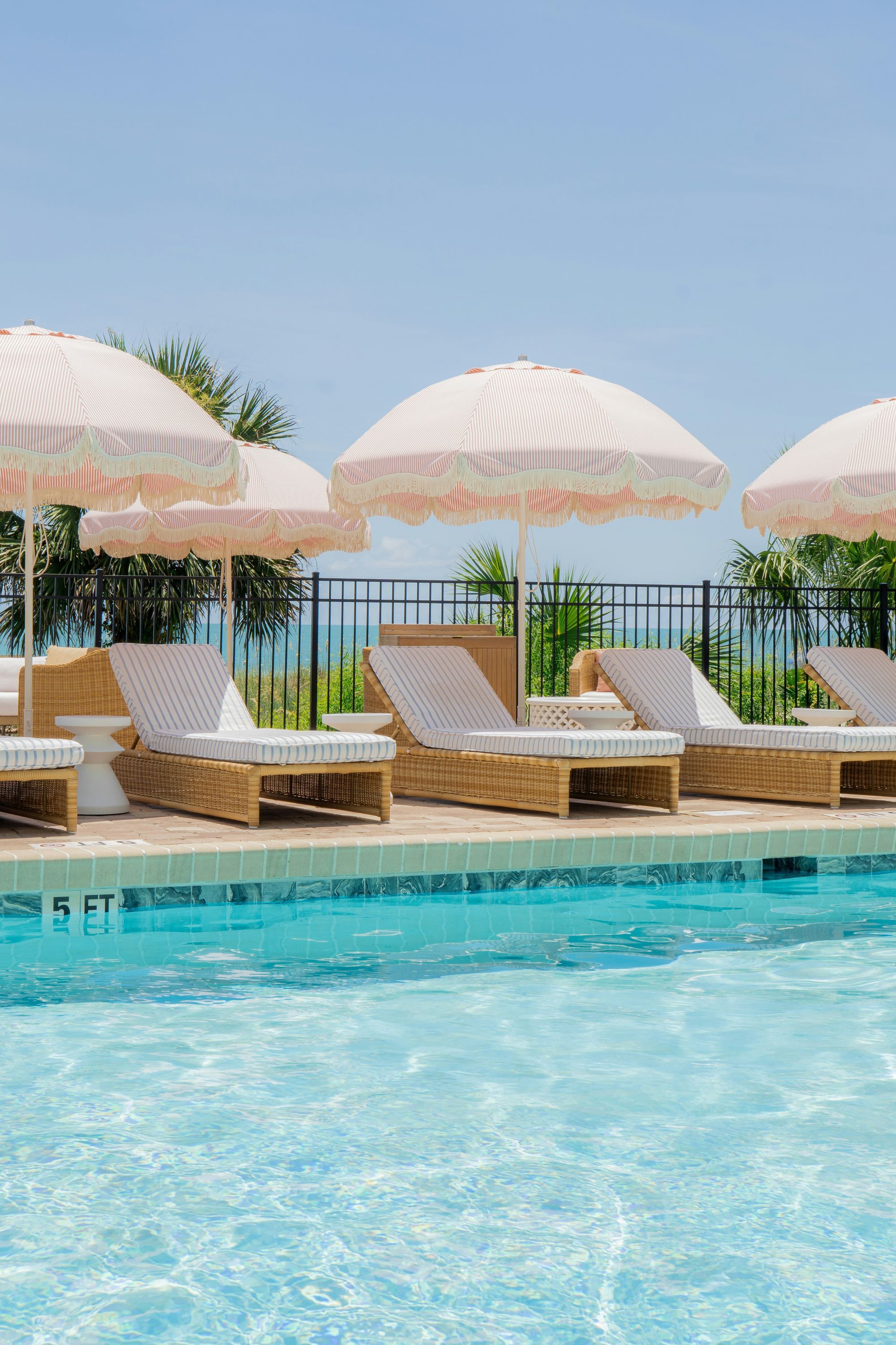 حوض السباحة