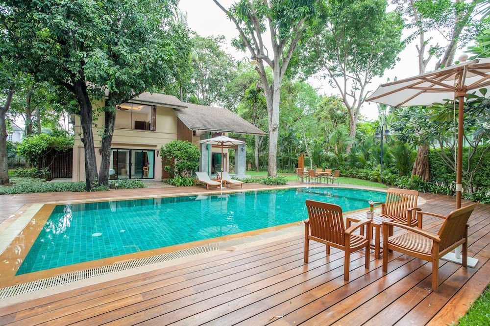 حوض السباحة