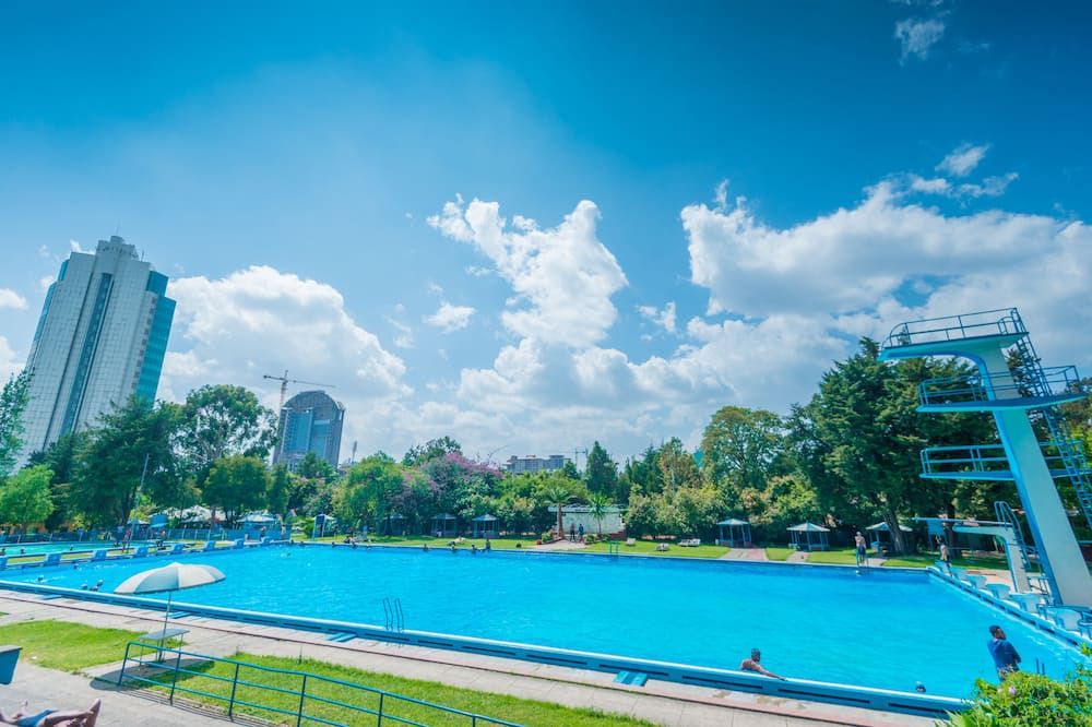 حوض السباحة