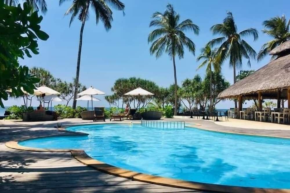 حوض السباحة