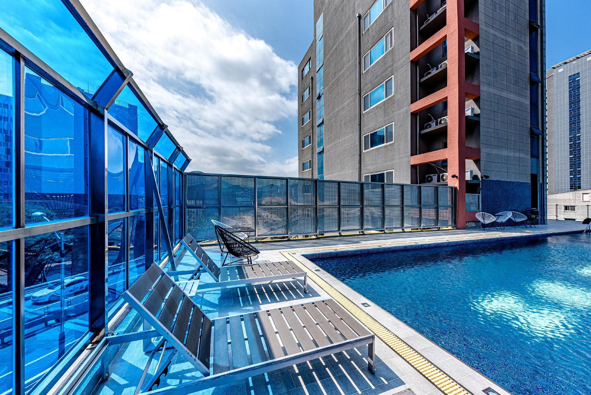 حوض السباحة