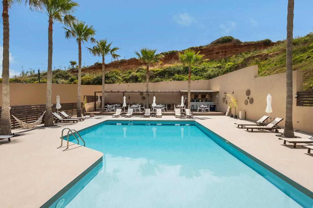 حوض السباحة