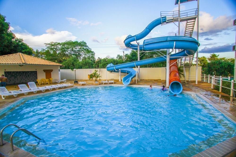 حوض السباحة