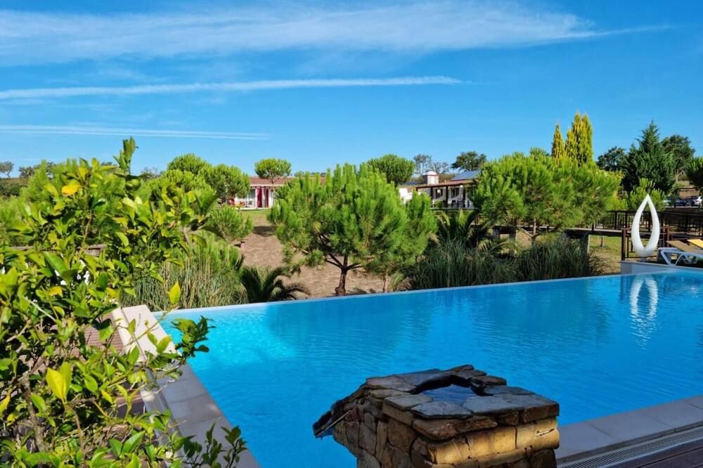 حوض السباحة