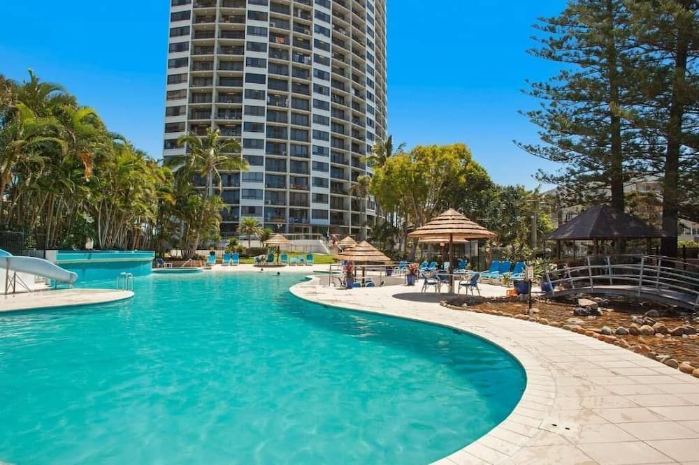 حوض السباحة