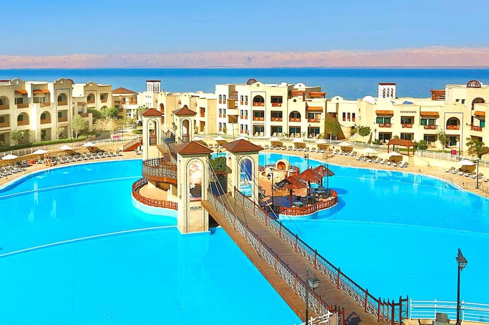 حوض السباحة