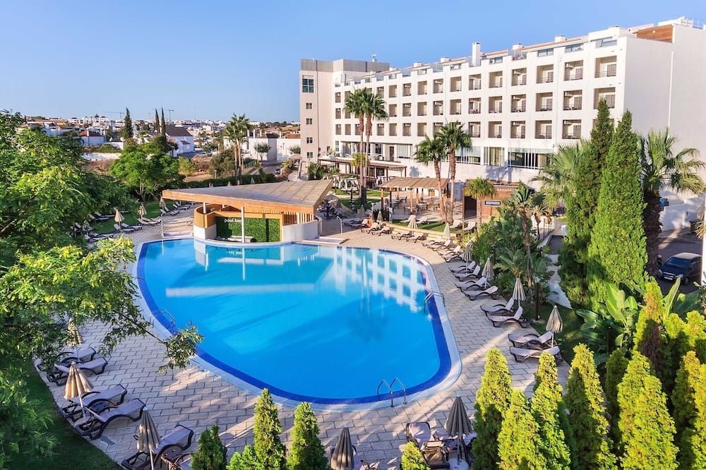 حوض السباحة