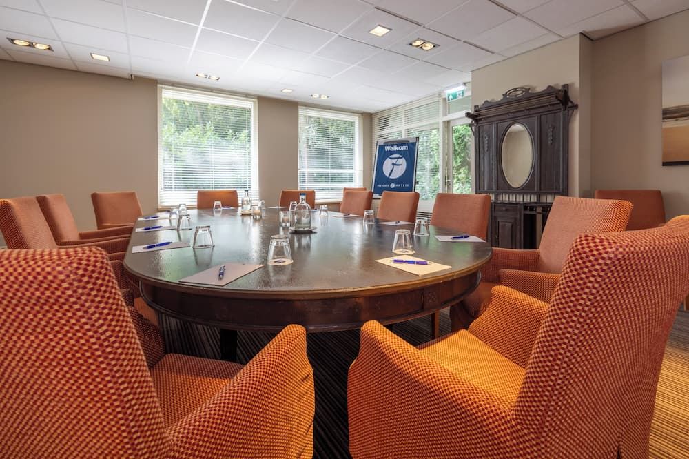 غرفة الاجتماعات