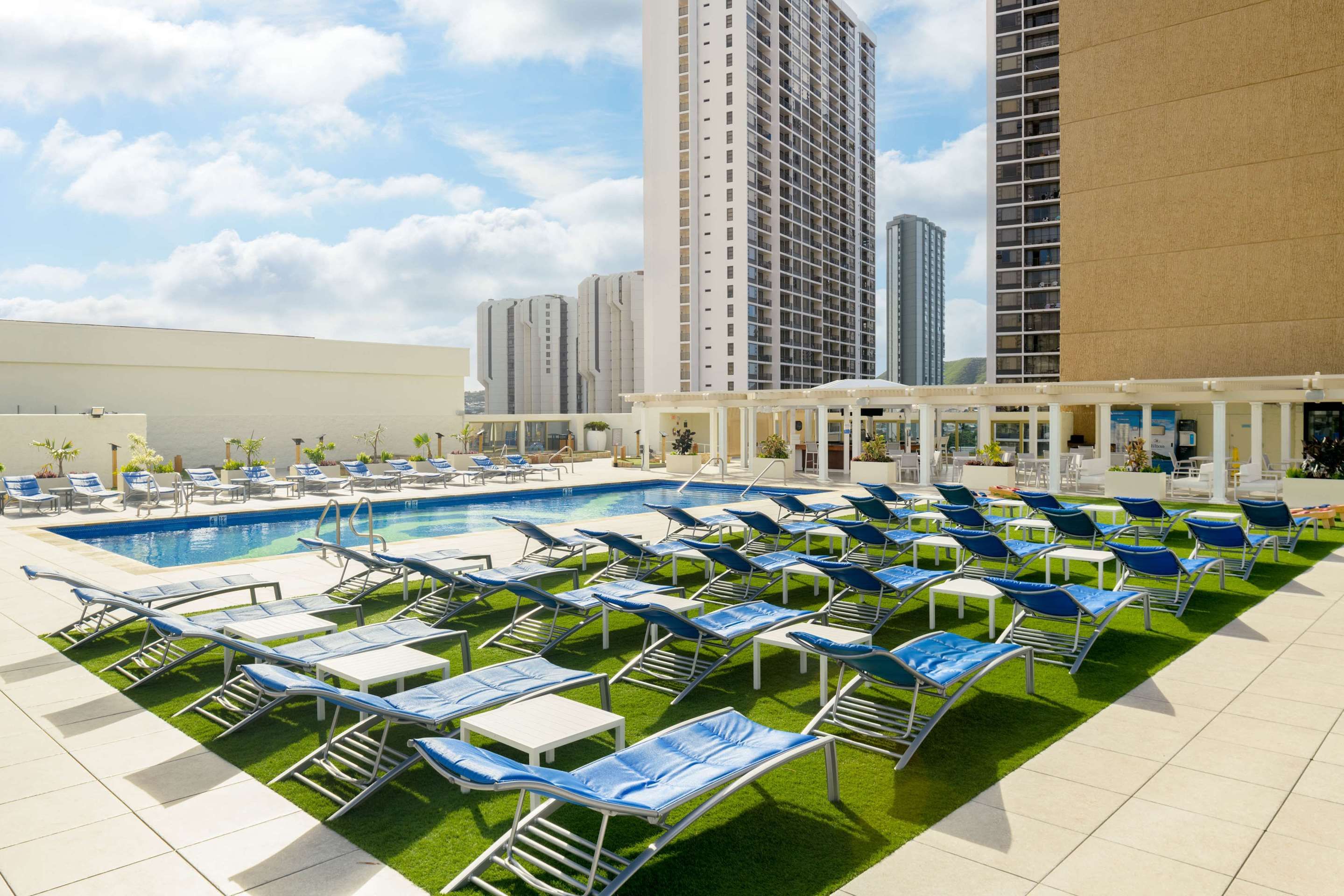 حوض السباحة