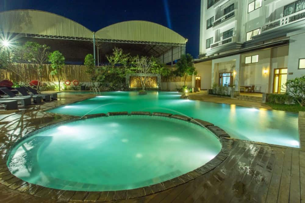 حوض السباحة