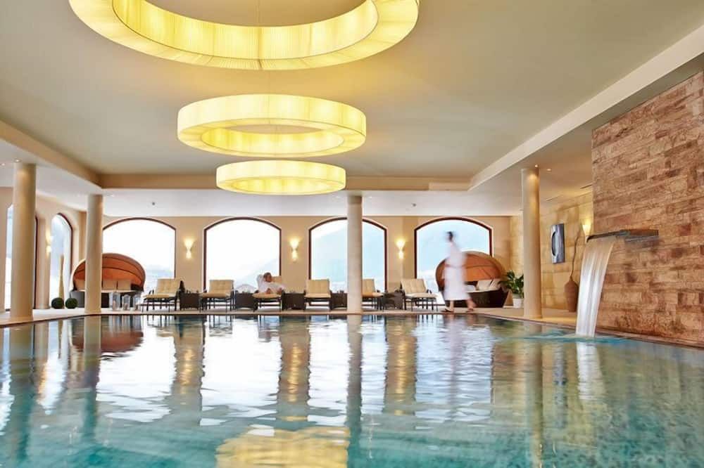 حوض السباحة