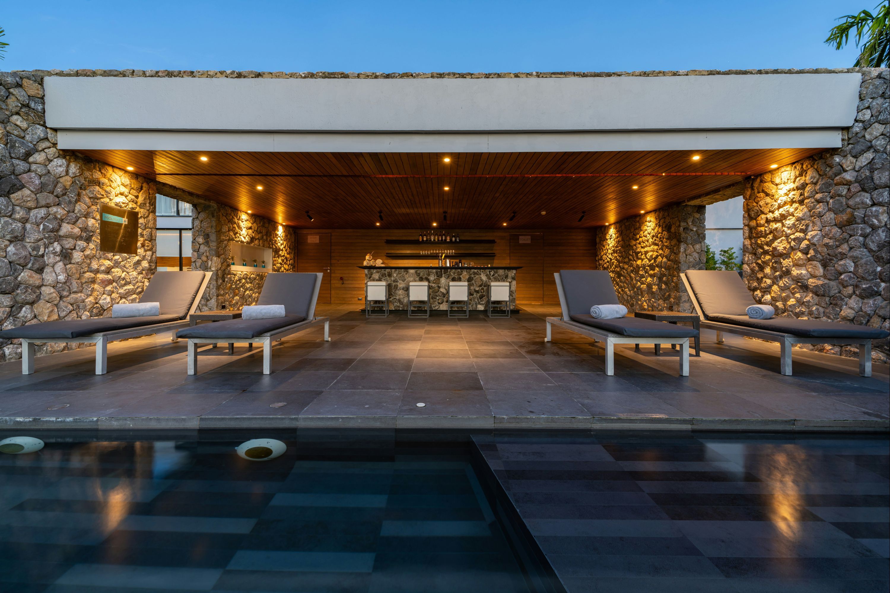 حوض السباحة